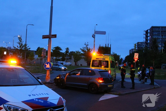 Auto fiks beschadigd na botsing op lantaarnpaal