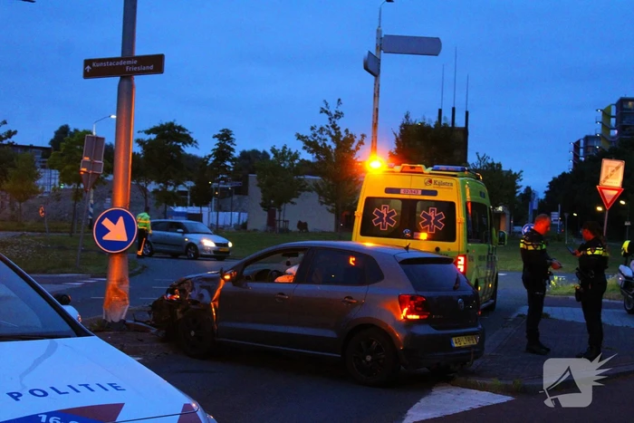 Auto fiks beschadigd na botsing op lantaarnpaal