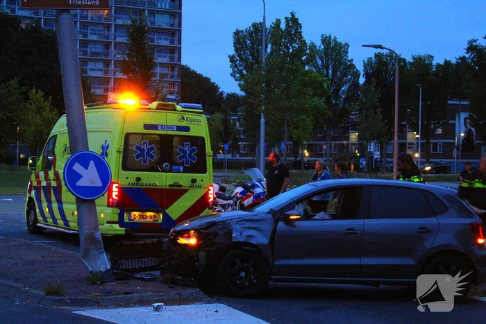Auto fiks beschadigd na botsing op lantaarnpaal