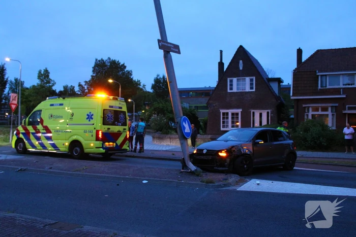 Auto fiks beschadigd na botsing op lantaarnpaal