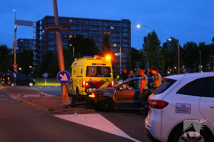 Auto fiks beschadigd na botsing op lantaarnpaal