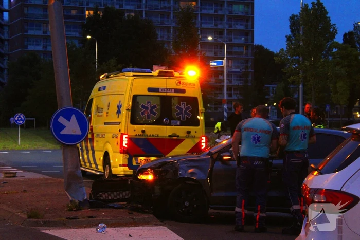 Auto fiks beschadigd na botsing op lantaarnpaal