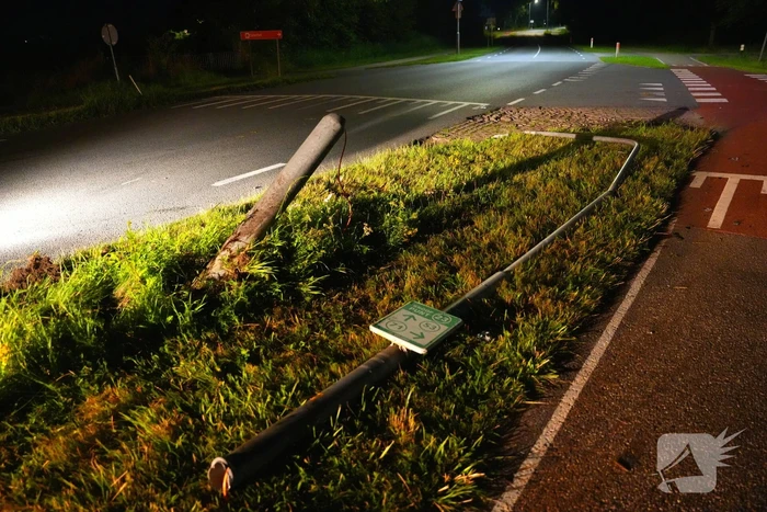 Lantaarnpaal sneuvelt bij ongeval