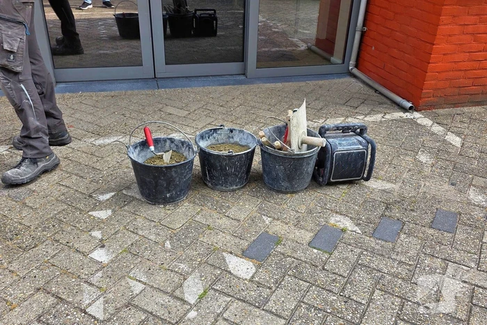 Voeger vast in gevel lift op zeven hoog
