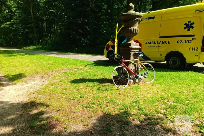 Wielrenner gecontroleerd na botsing