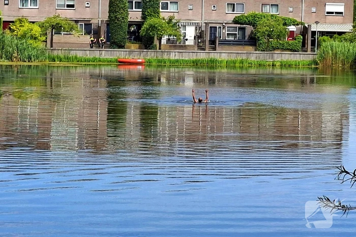Hulpdiensten reageren op persoon in het water