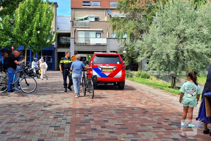 Hulpdiensten reageren op persoon in het water