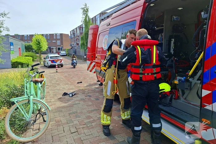 Hulpdiensten reageren op persoon in het water