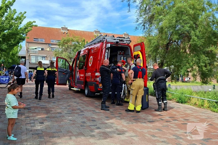 Hulpdiensten reageren op persoon in het water