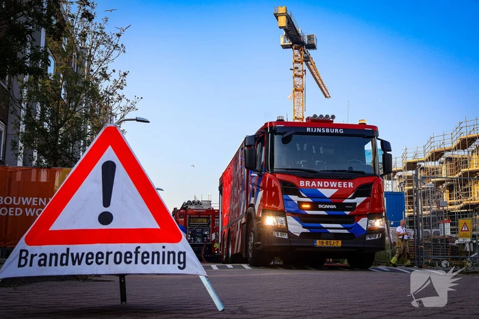Brandweer oefent woningbrand scenario in slooppand