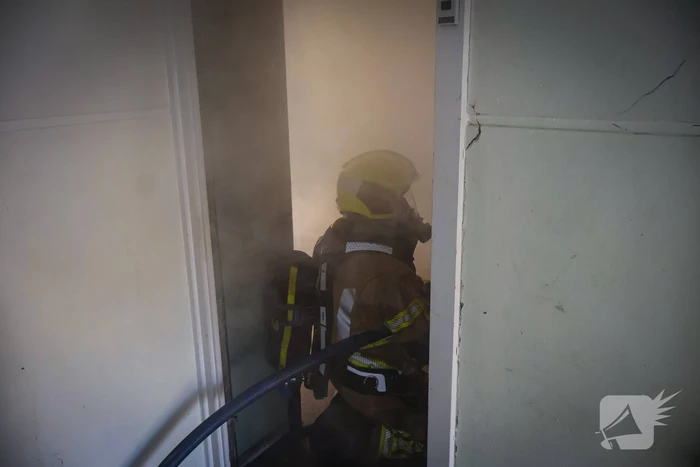 Brandweer oefent woningbrand scenario in slooppand