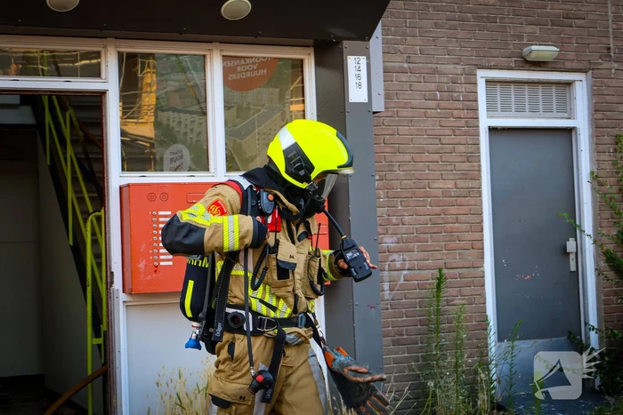 Brandweer oefent woningbrand scenario in slooppand