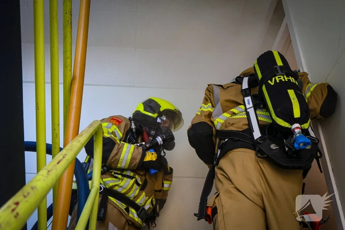 Brandweer oefent woningbrand scenario in slooppand