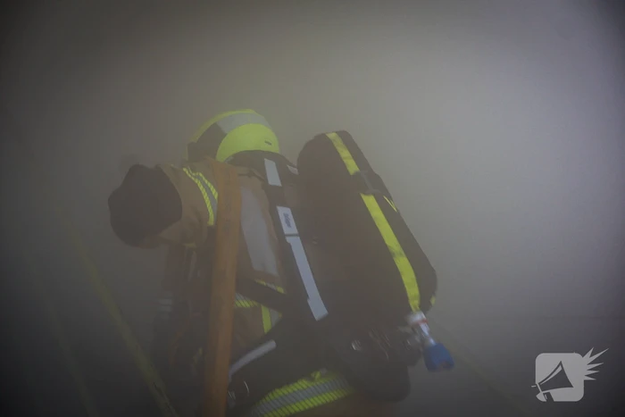 Brandweer oefent woningbrand scenario in slooppand