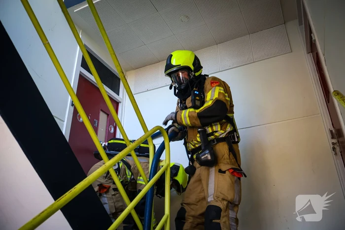 Brandweer oefent woningbrand scenario in slooppand