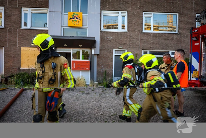 Brandweer oefent woningbrand scenario in slooppand
