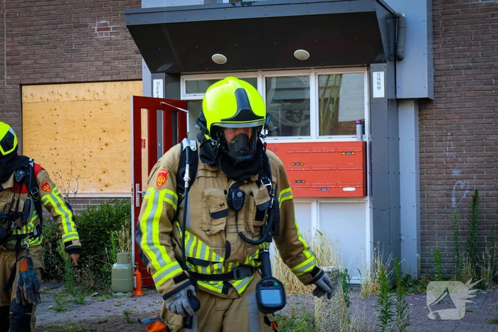 Brandweer oefent woningbrand scenario in slooppand