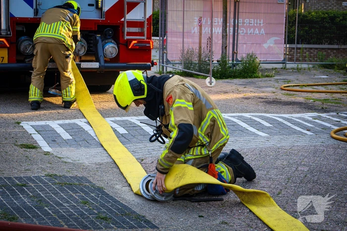 Brandweer oefent woningbrand scenario in slooppand