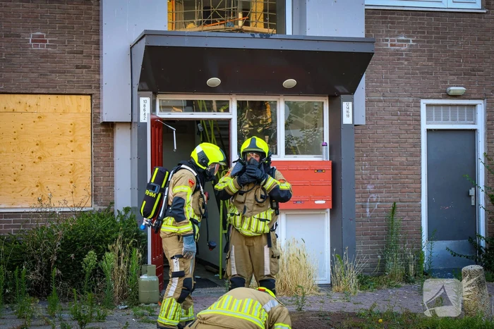 Brandweer oefent woningbrand scenario in slooppand