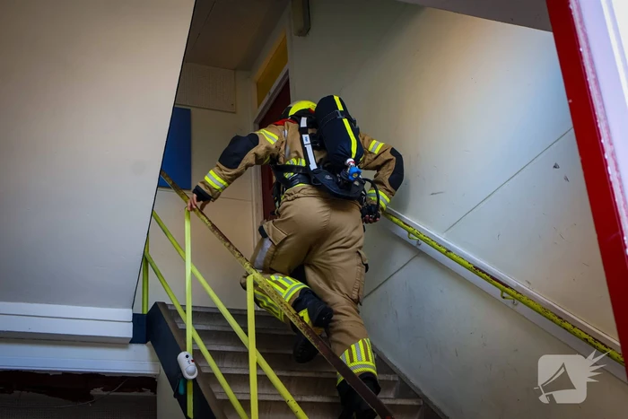 Brandweer oefent woningbrand scenario in slooppand