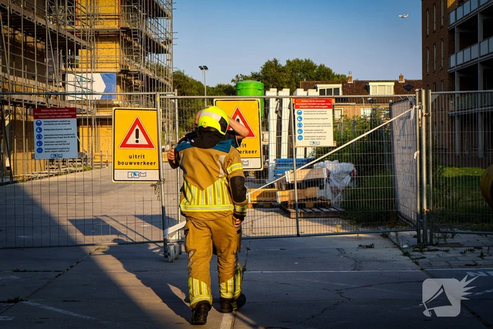 Brandweer oefent woningbrand scenario in slooppand