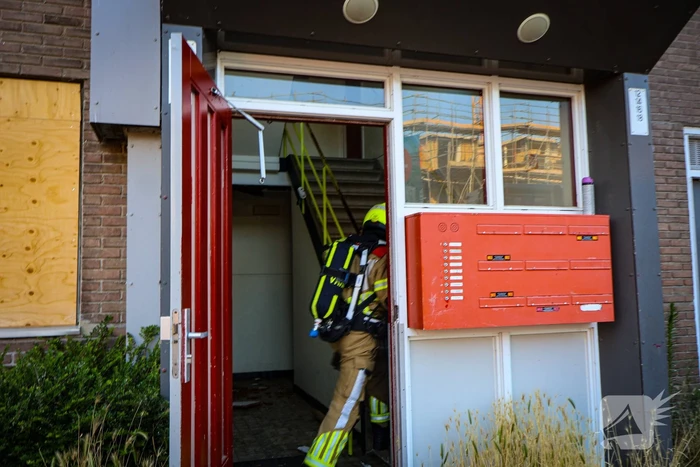 Brandweer oefent woningbrand scenario in slooppand