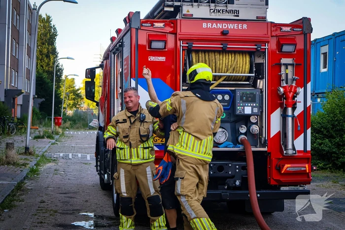 Brandweer oefent woningbrand scenario in slooppand