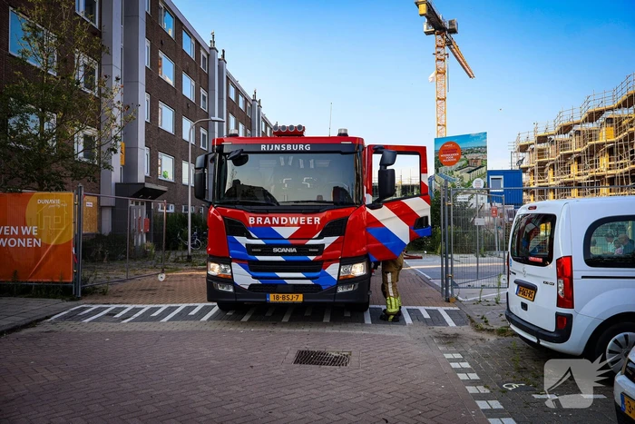 Brandweer oefent woningbrand scenario in slooppand