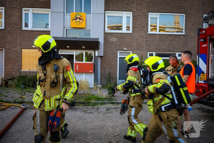 Brandweer oefent woningbrand scenario in slooppand