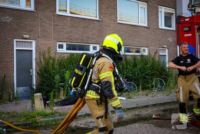 Brandweer oefent woningbrand scenario in slooppand