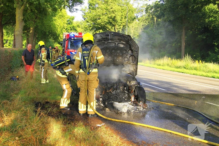 Autobrand verwoest voertuig