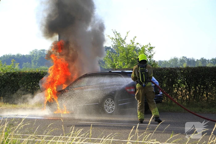 Autobrand verwoest voertuig