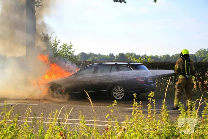 Autobrand verwoest voertuig