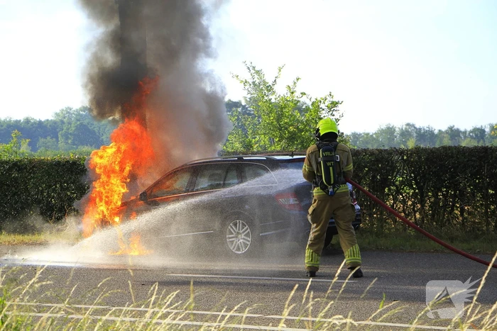 Autobrand verwoest voertuig