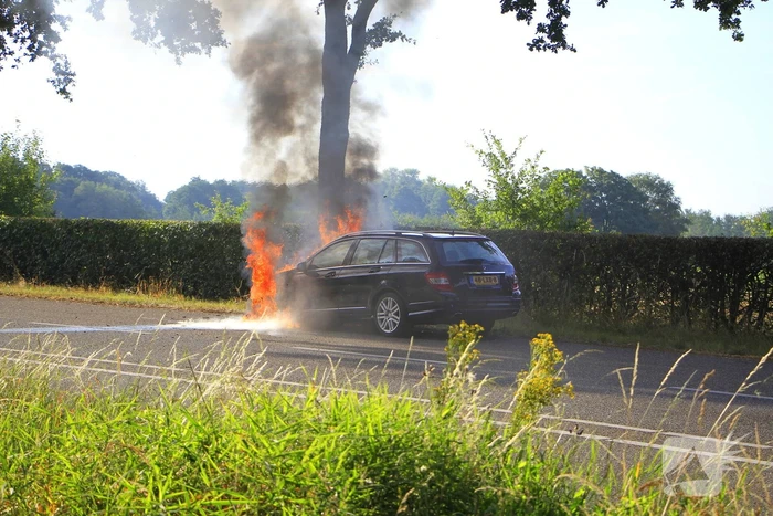 Autobrand verwoest voertuig