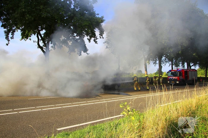 Autobrand verwoest voertuig