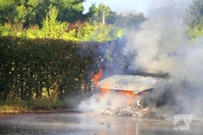 Autobrand verwoest voertuig