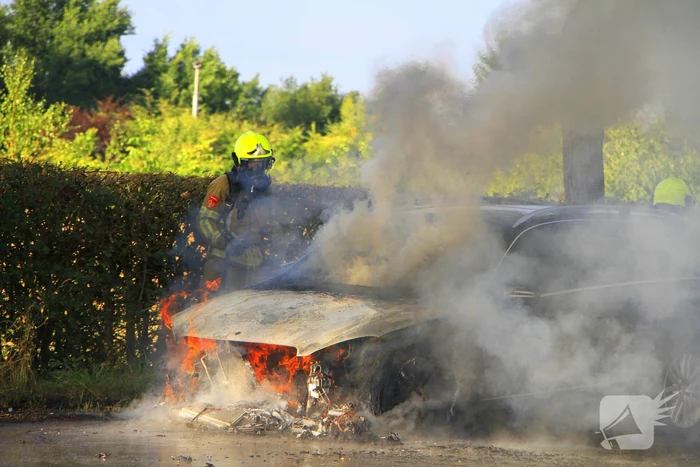 Autobrand verwoest voertuig
