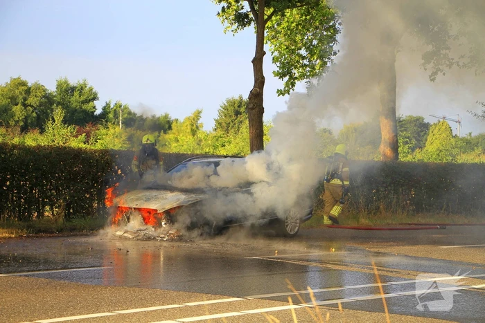 Autobrand verwoest voertuig
