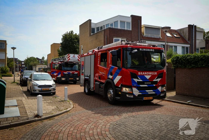 Los gewaaide parasol belandt op dak appartementencomplex