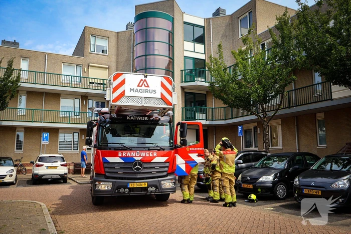 Los gewaaide parasol belandt op dak appartementencomplex