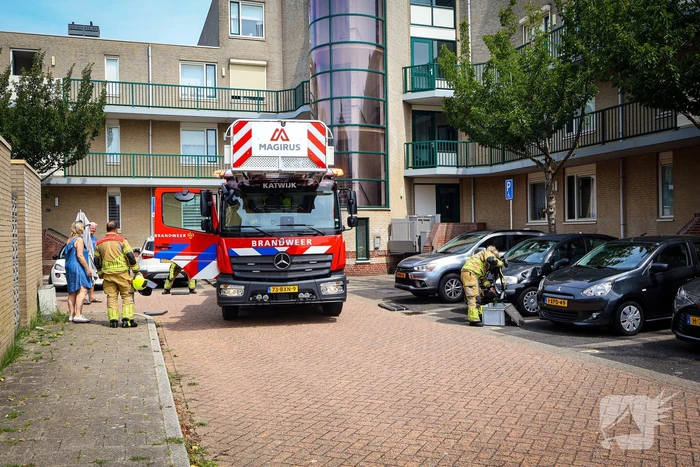 Los gewaaide parasol belandt op dak appartementencomplex