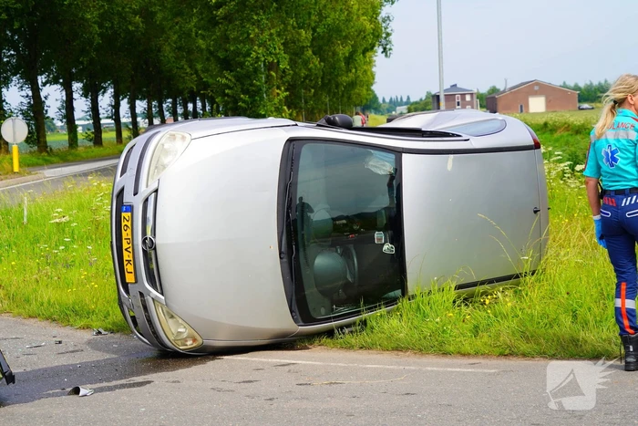 Auto belandt op zijkant na botsing, bestuurder aangehouden