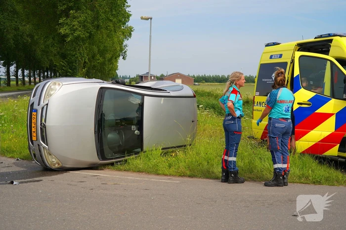 Auto belandt op zijkant na botsing, bestuurder aangehouden