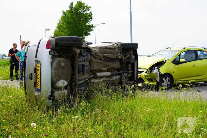 Auto belandt op zijkant na botsing, bestuurder aangehouden