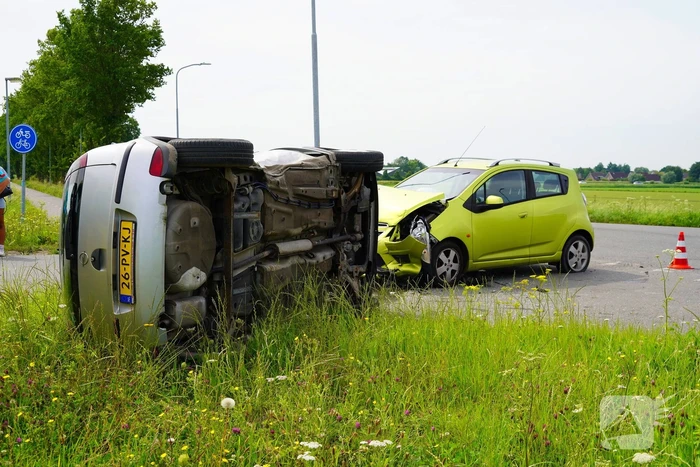 Auto belandt op zijkant na botsing, bestuurder aangehouden
