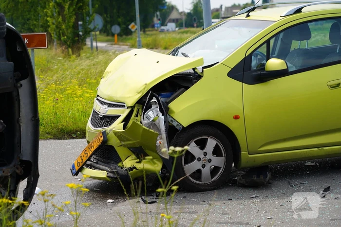 Auto belandt op zijkant na botsing, bestuurder aangehouden