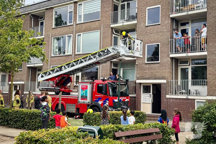 Brandweer haalt sleutels uit dakgoot
