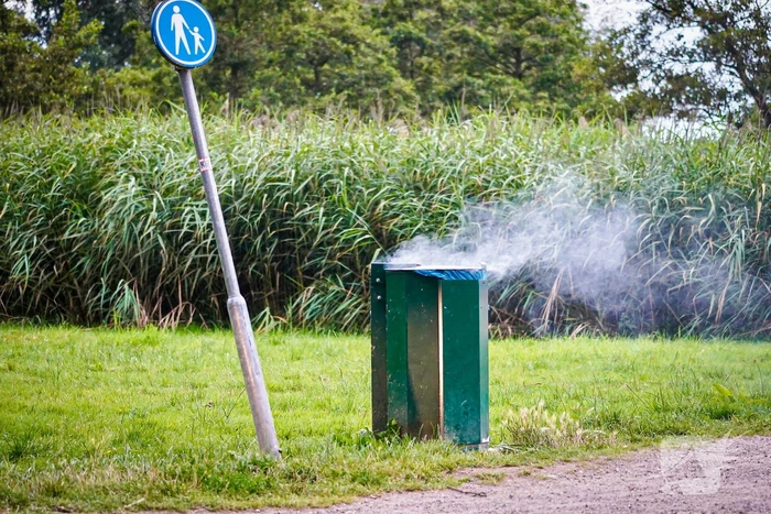 Brand in prullenbak gedoofd met emmers water
