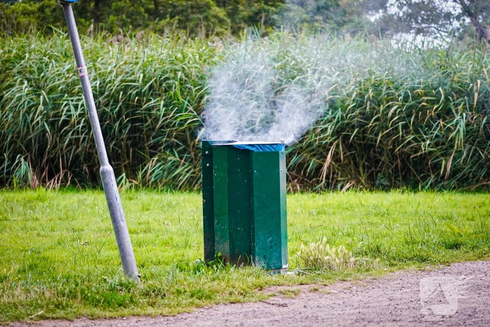 Brand in prullenbak gedoofd met emmers water